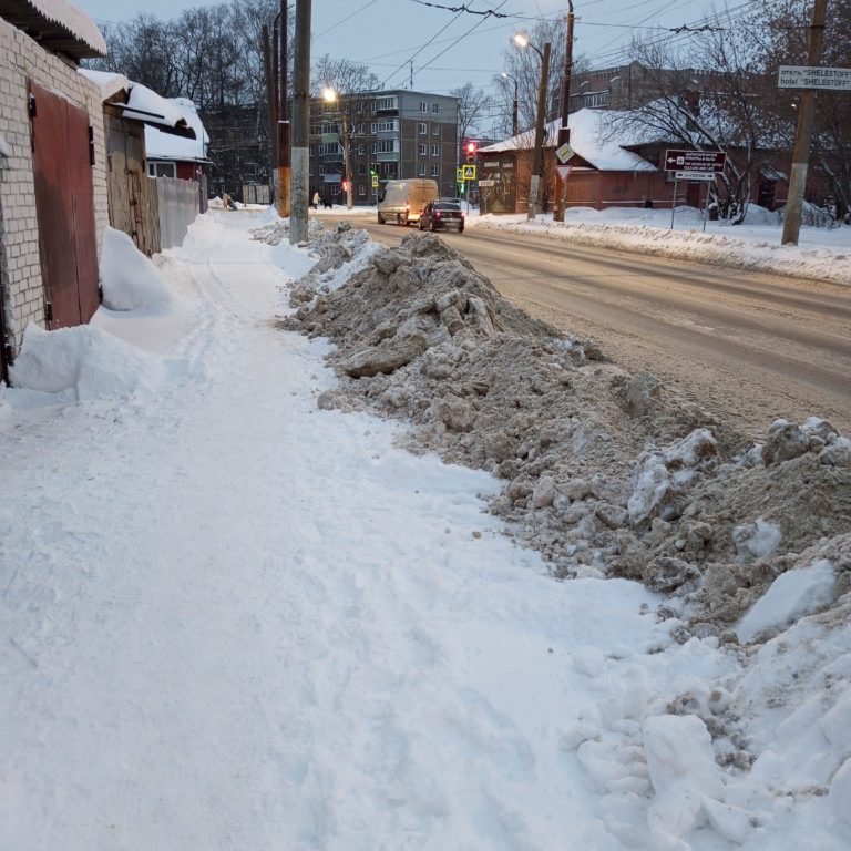 Костромские дорожники по ночам засыпают снегом выезд из частных домов