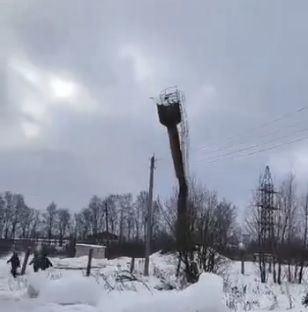 Водонапорная башня рухнула в поселке под Костромой (ВИДЕО)