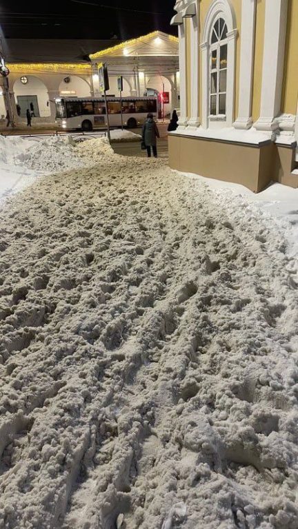 Костромские чиновники не заметили кучу снега под своими окнами