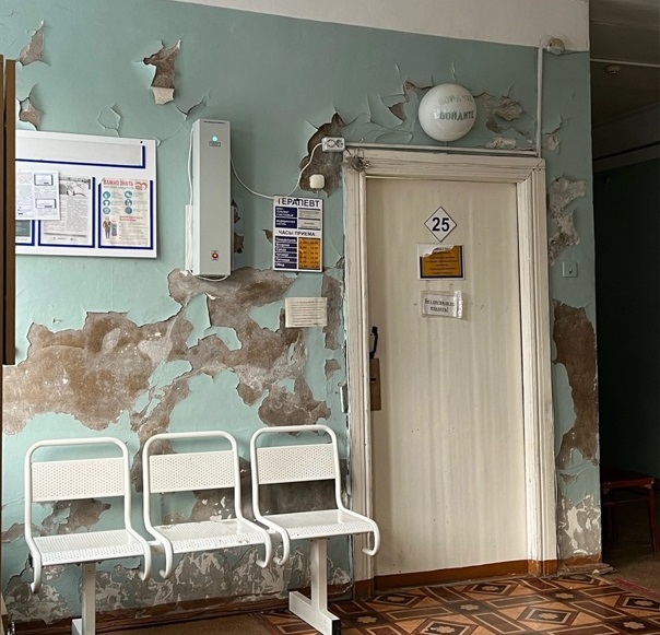 В Костромской области отремонтируют поликлинику с осыпающимися стенами