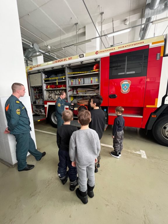 Костромские огнеборцы провели экскурсию по своей базе для детей