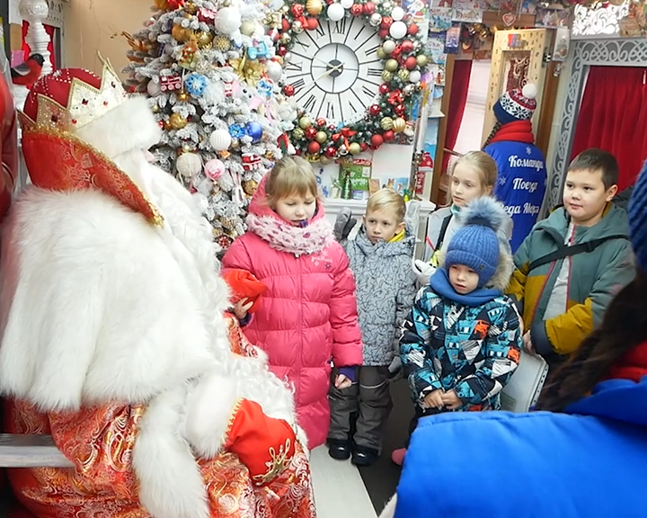 Костромичи побывали в сказочном поезде Деда Мороза