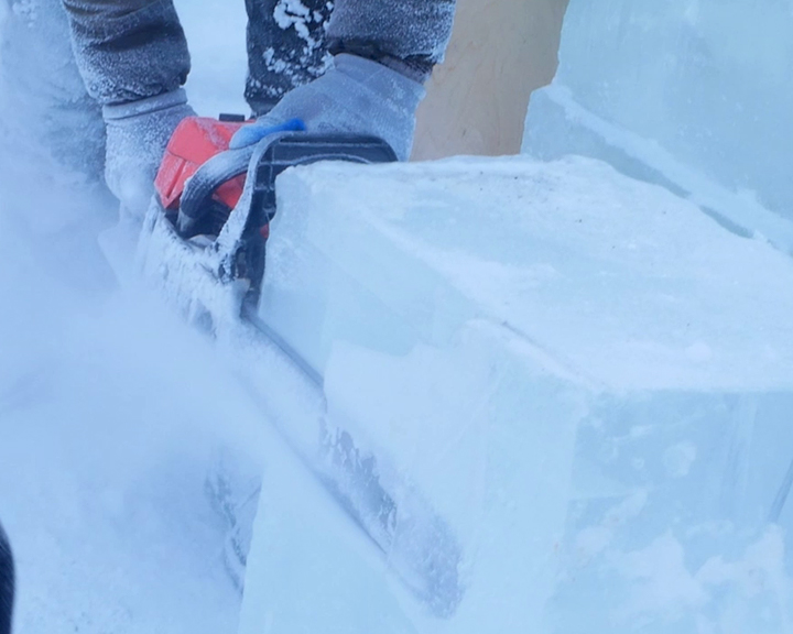 С талантом и энтузиазмом: в Костроме возводят снежные и ледяные скульптуры