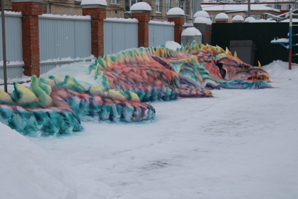 Заключенные костромской колонии слепили гигантского снежного дракона
