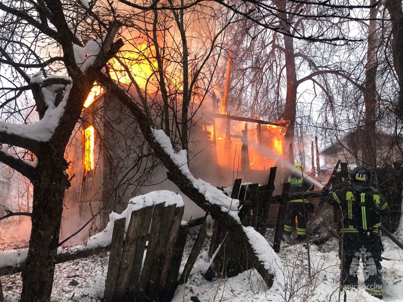 Нежилой деревянный дом вспыхнул в центре Костромы (ВИДЕО)