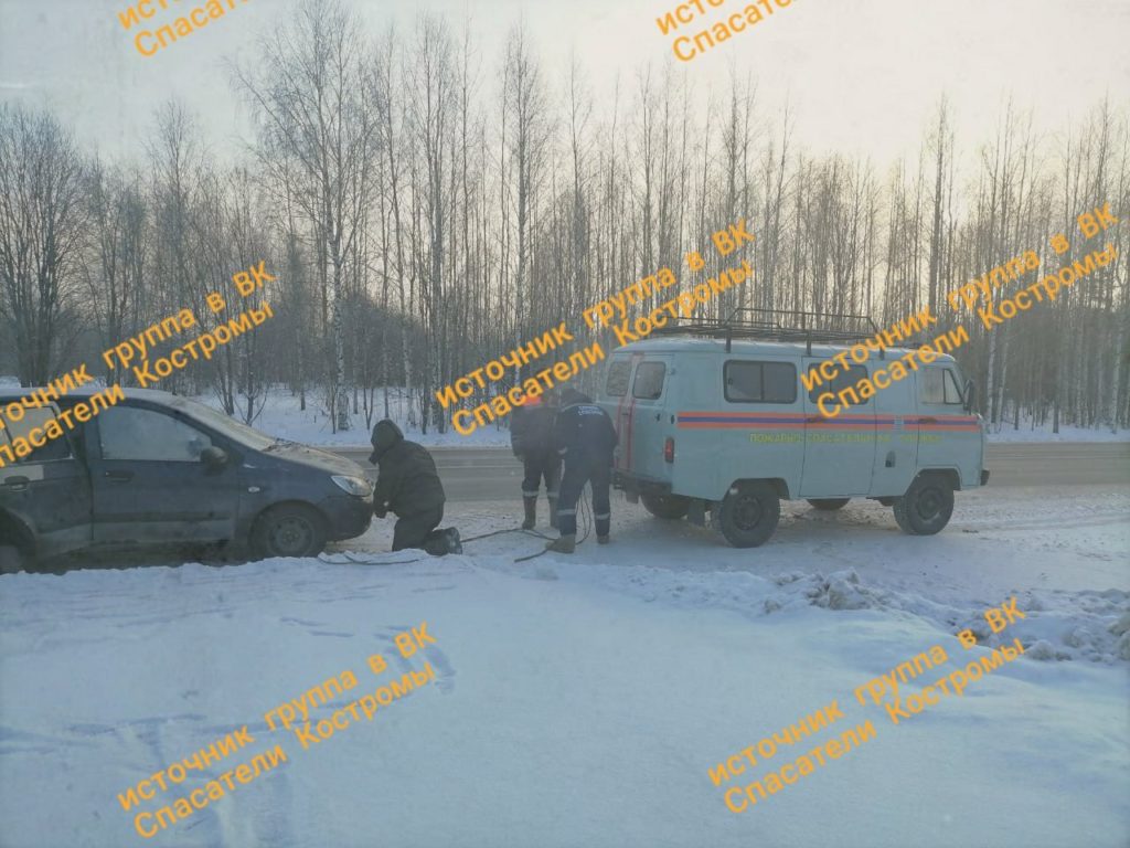 Костромичи оказались в ледяной ловушке из-за сломанного авто (ФОТО)