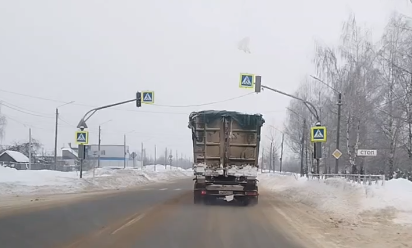 Костромичи запечатлели “мусоропад” на дороге (ВИДЕО)