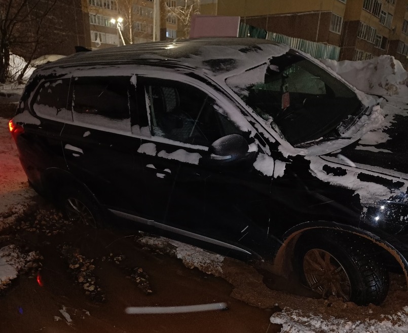 Машины проваливаются под землю на улицах Костромы
