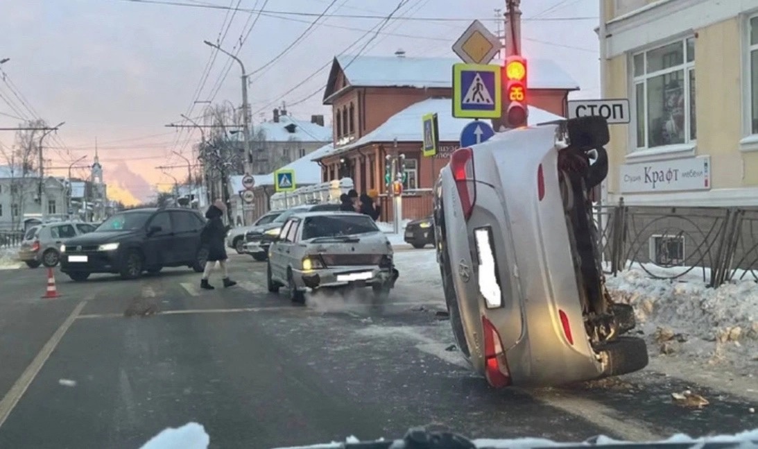 Чудеса парковки: на главной улице Костромы перевернулась иномарка