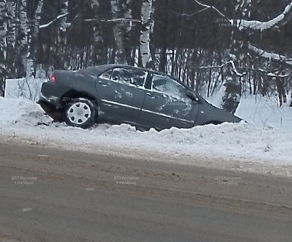 Автомобиль без водителя обнаружили в кювете на трассе под Костромой