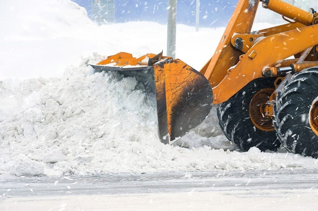 Костромские коммунальщики взялись за уборку снега со второстепенных улиц