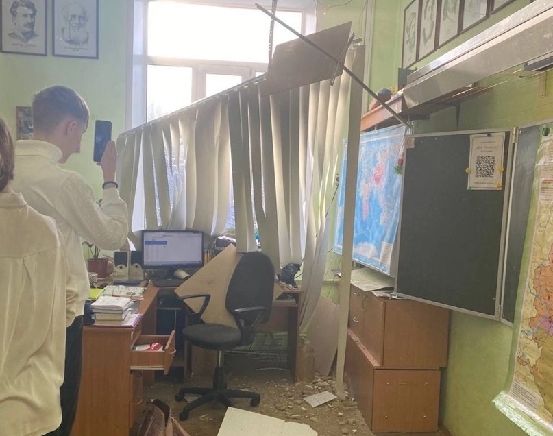 В костромской школе проверяют состояние потолочного покрытия