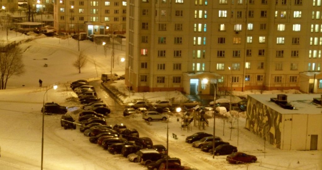 Автовладельцы возмущены избирательными штрафами за парковку во дворах Костромы