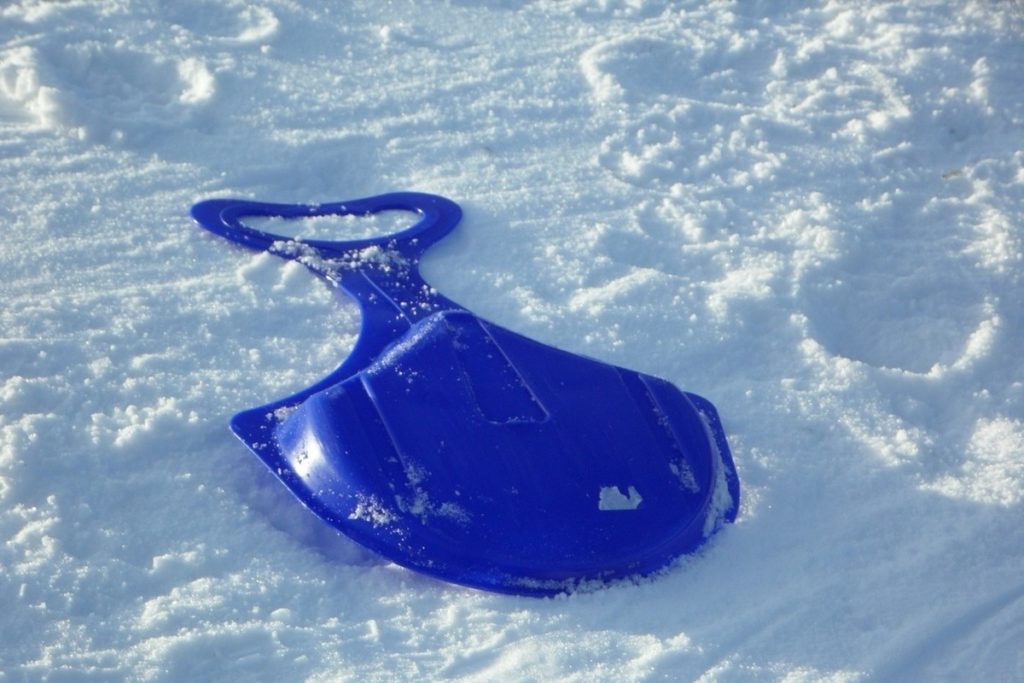 Честные костромские подростки утащили ледянки из детского сада