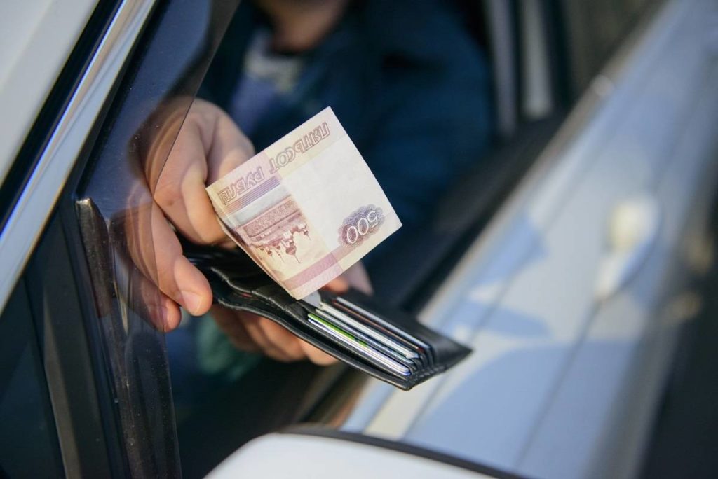 В Костроме пьяный водитель предлагал гаишникам взятку в 100 тысяч