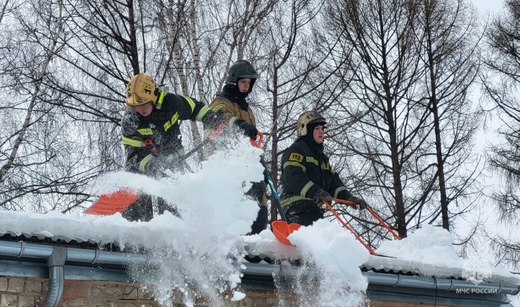 Костромские пожарные забрались с лопатами на городские крыши