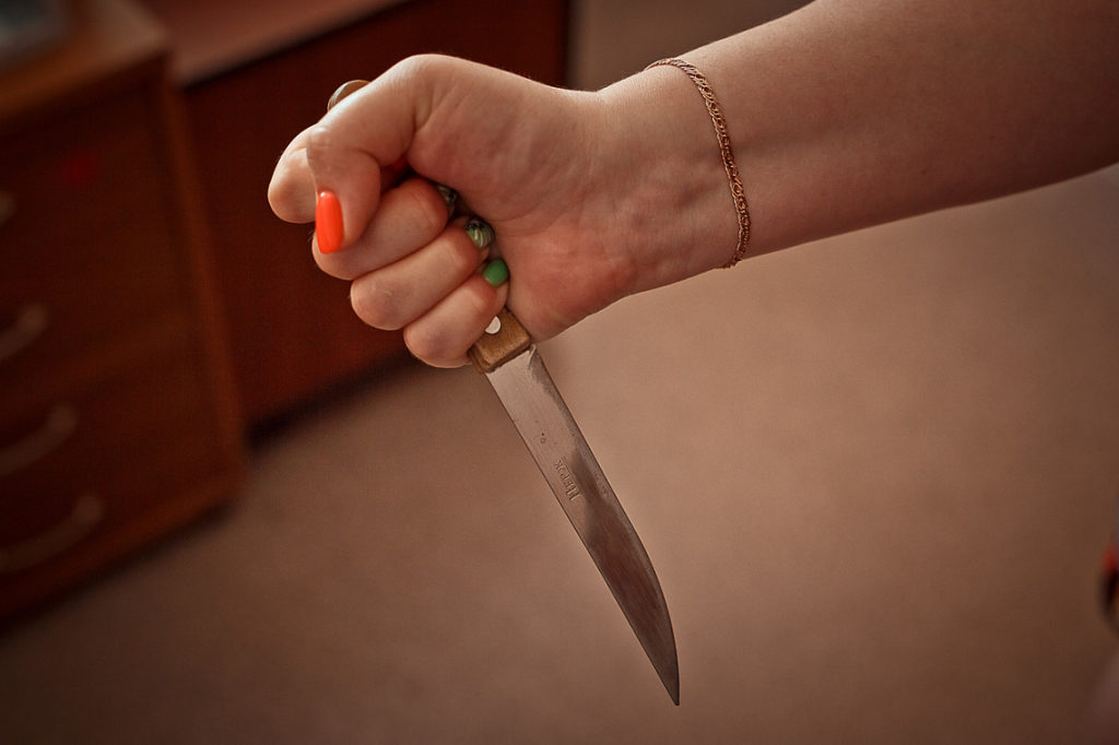 В Костромской области женщина дважды воткнула нож в пьяного мужа