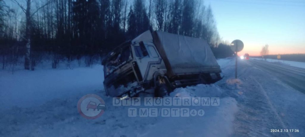 Машины улетают в кювет с ледяных дорог в Костромской области