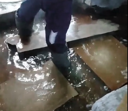 Воды по щиколотку: в Костроме затопило подъезд многоквартирного дома (ВИДЕО)