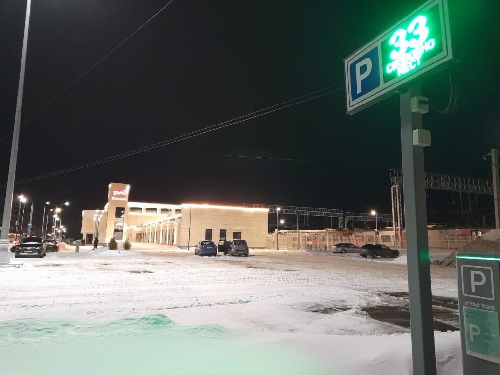В Костроме на автостоянке у железнодорожного вокзала паркуется только снег