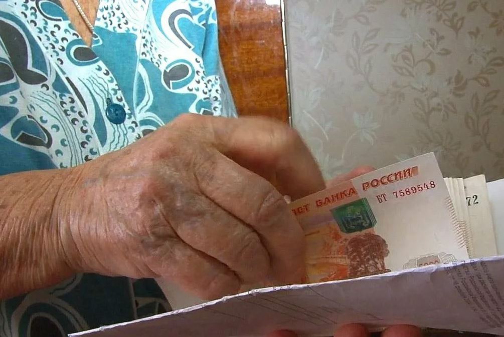 Пожилая костромичка выбросила в окно 200 тысяч рублей