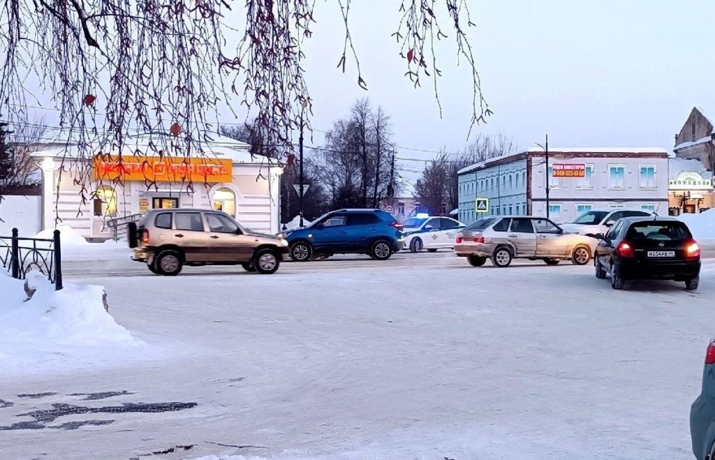 Двух человек сбили на пешеходном переходе в Костромской области (ВИДЕО)