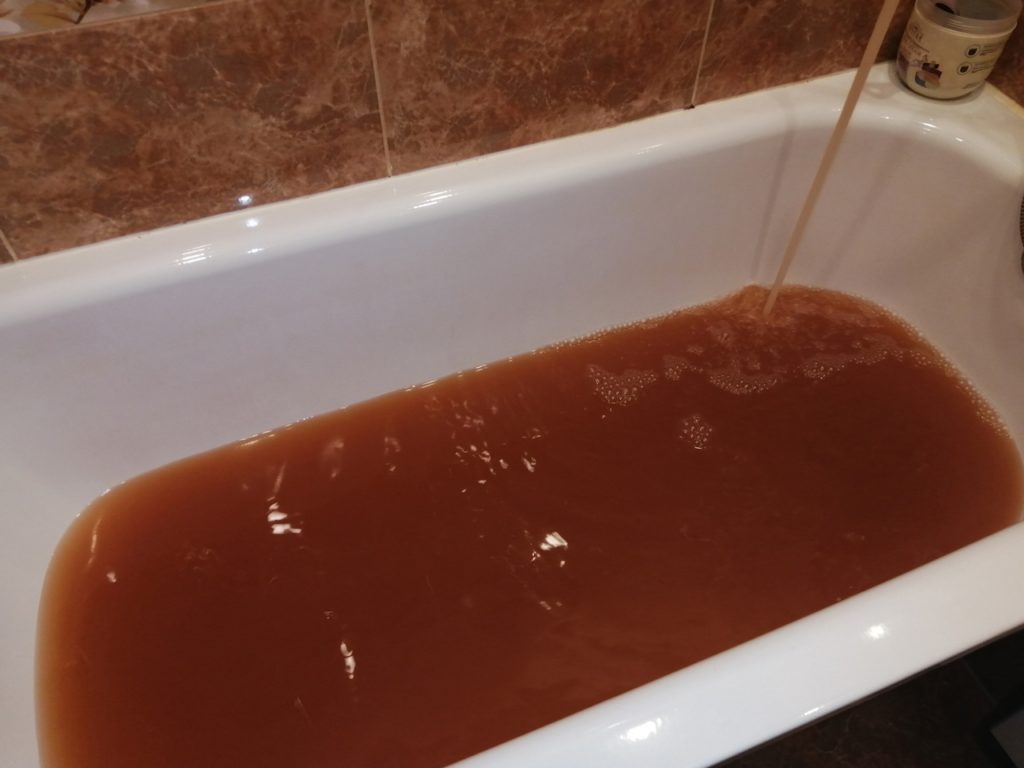 Костромичи принимают «грязевые ванны» прямо у себя дома