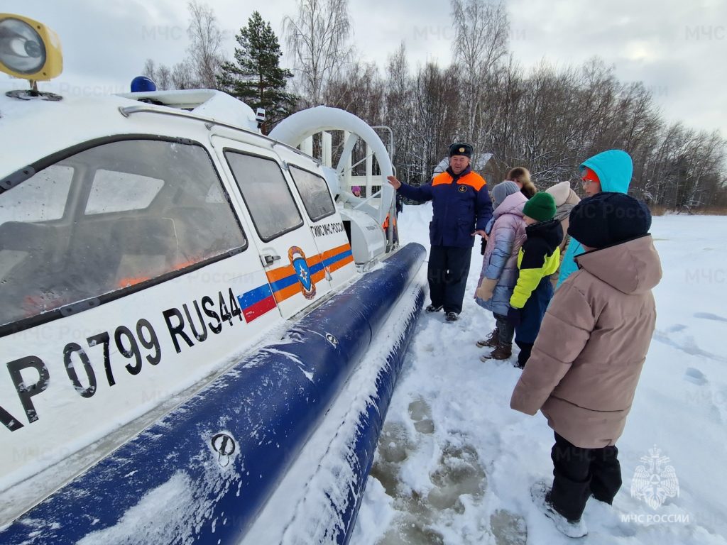 Костромские спасатели прокатили детей на судне с воздушной подушкой (ФОТО)