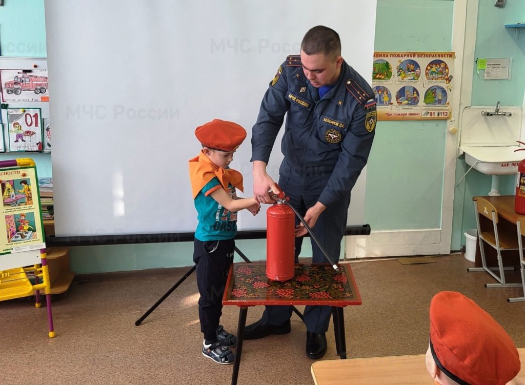 Костромские малыши отметили день рождения огнетушителя
