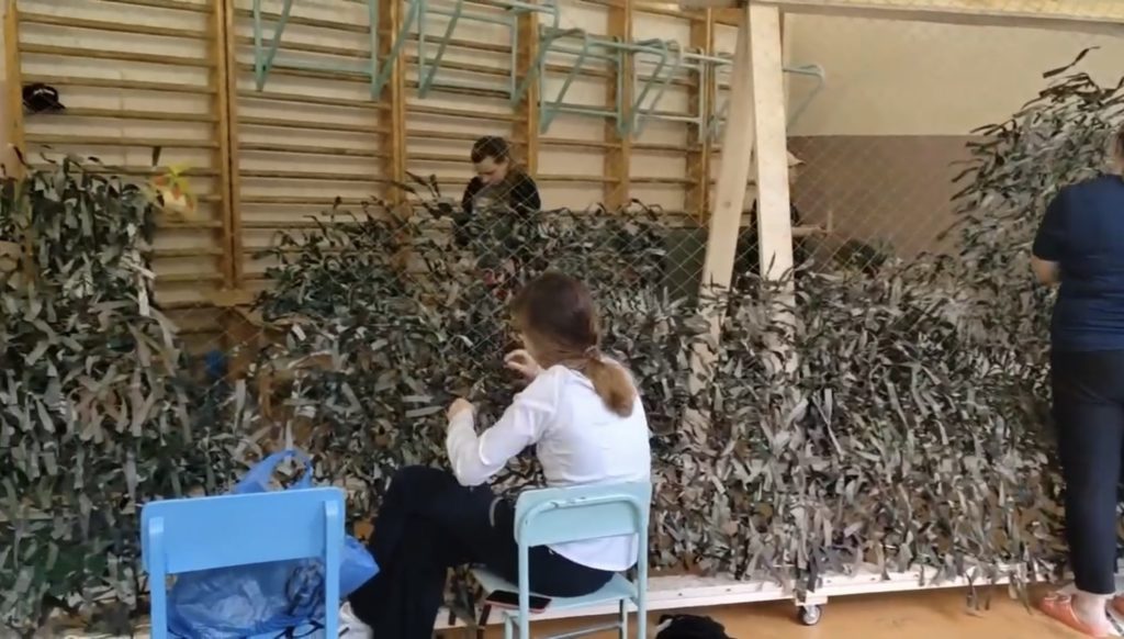 Костромские школьники сплели десятки метров маскировочных сетей