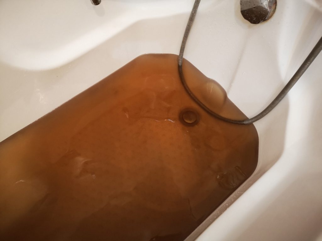 Ни помыться, ни приготовить, ни постирать: костромичи жалуются на грязную воду в Ребровке