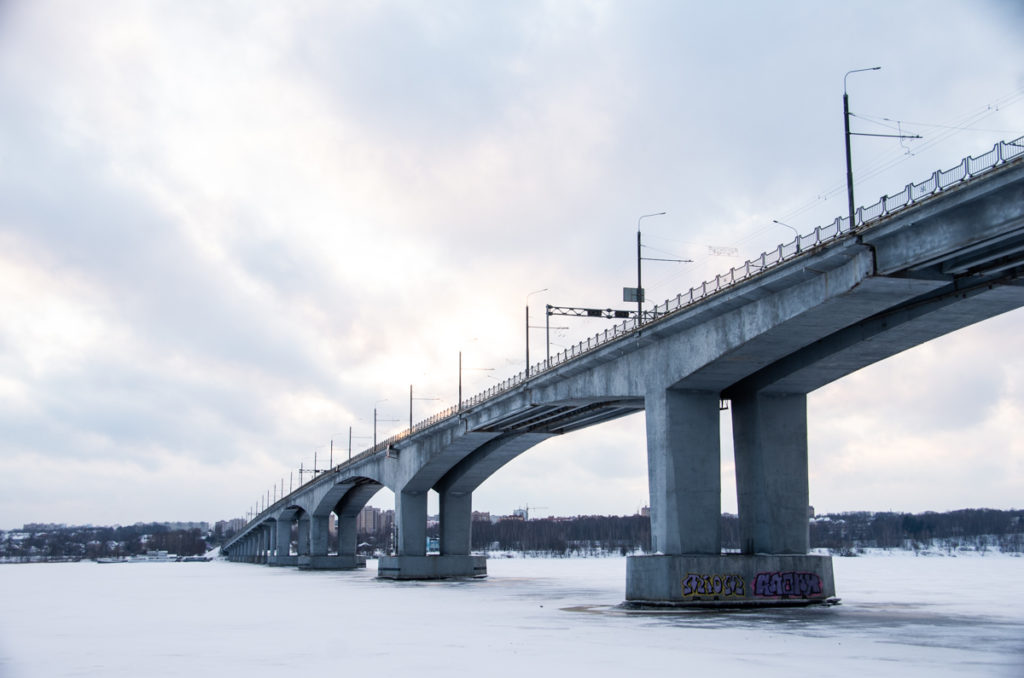 В Костроме все время ремонтируют мост через Волгу