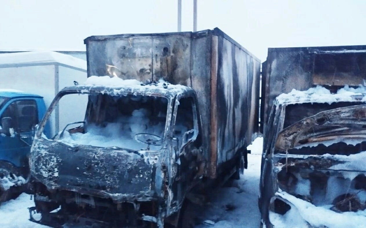 В Костромской области чудом спасли от огня целый автопарк