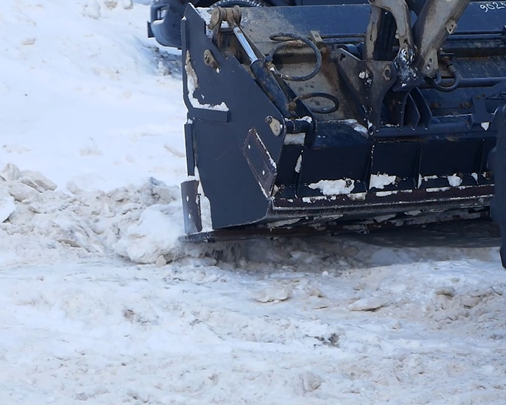 Снега по колено: коммунальщики Костромы пытаются справиться с последствиями зимы