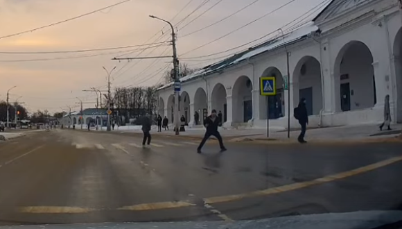 Костромич устроил зажигательные танцы посередине дороги (ВИДЕО)