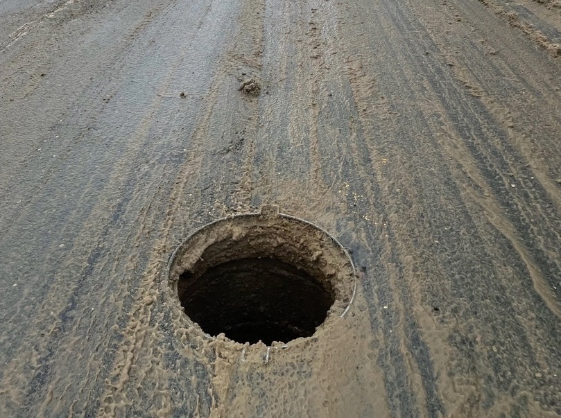 «Черная дыра» появилась на оживленной дороге в центре Костромы