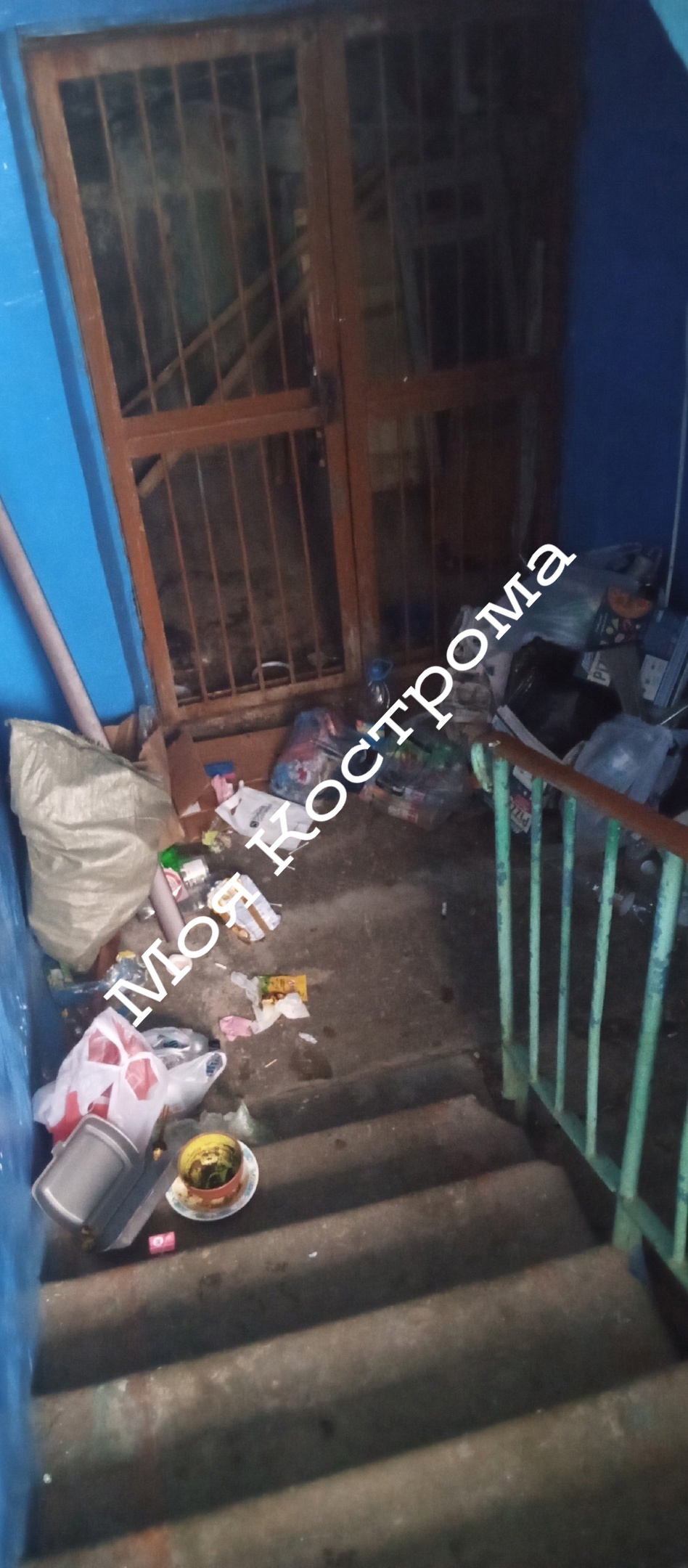 Подъезд многоквартирного дома в Костроме превратили в свалку