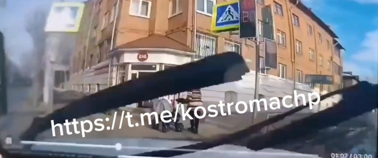 Опубликовано видео с регистратора внедорожника, сбившего мать с ребенком в Костроме