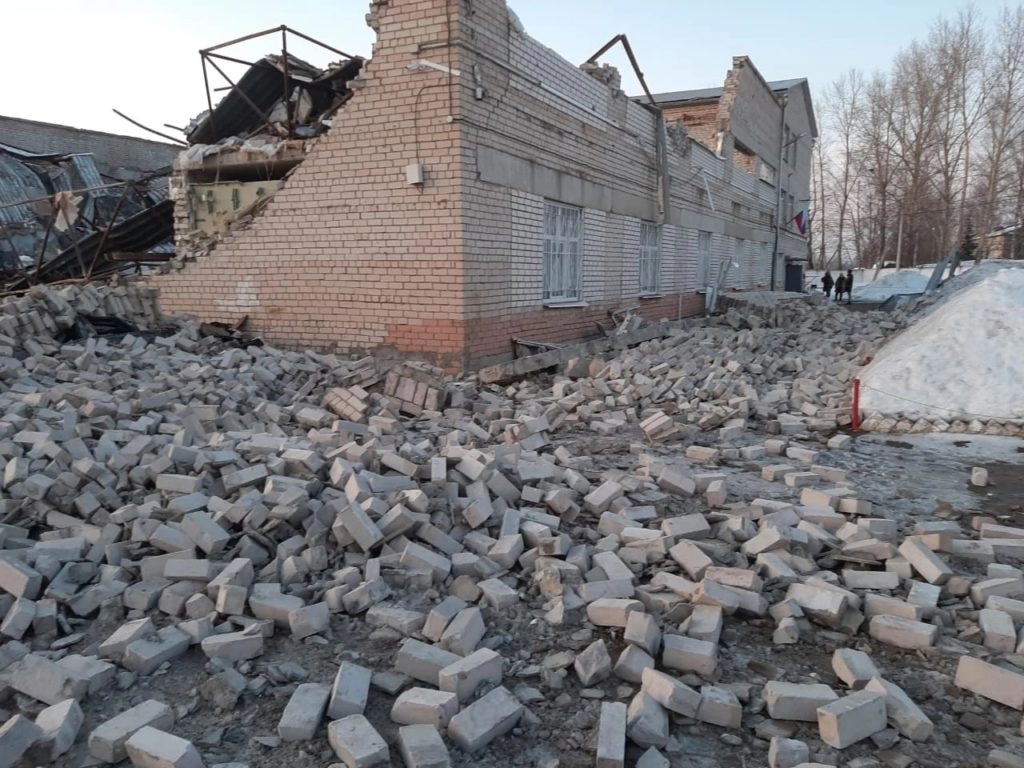 Сложился, как карточный домик: здание исправительного центра обрушилось в Костроме