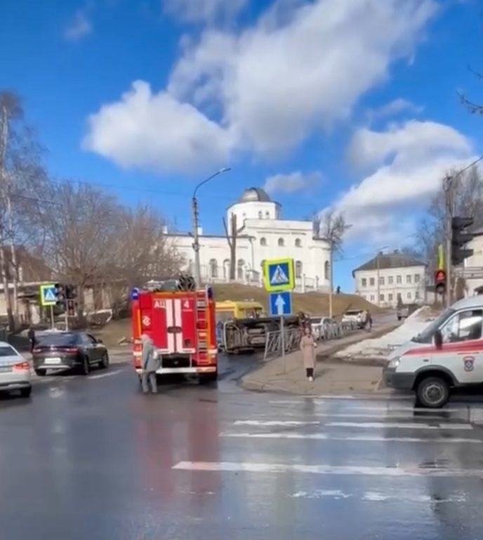 Иномарка перевернулась в самом центре Костромы (ВИДЕО)