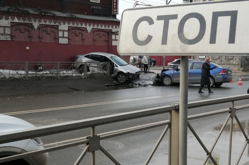 В сети появилось видео жесткой аварии на перекрестке Галичской и Калиновской улиц в Костроме