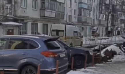 В Костроме машина скорой помощи застряла в перекопаном дворе (ВИДЕО)