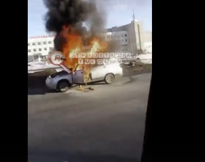 В Костроме прямо посреди дороги вспыхнула машина (ВИДЕО)