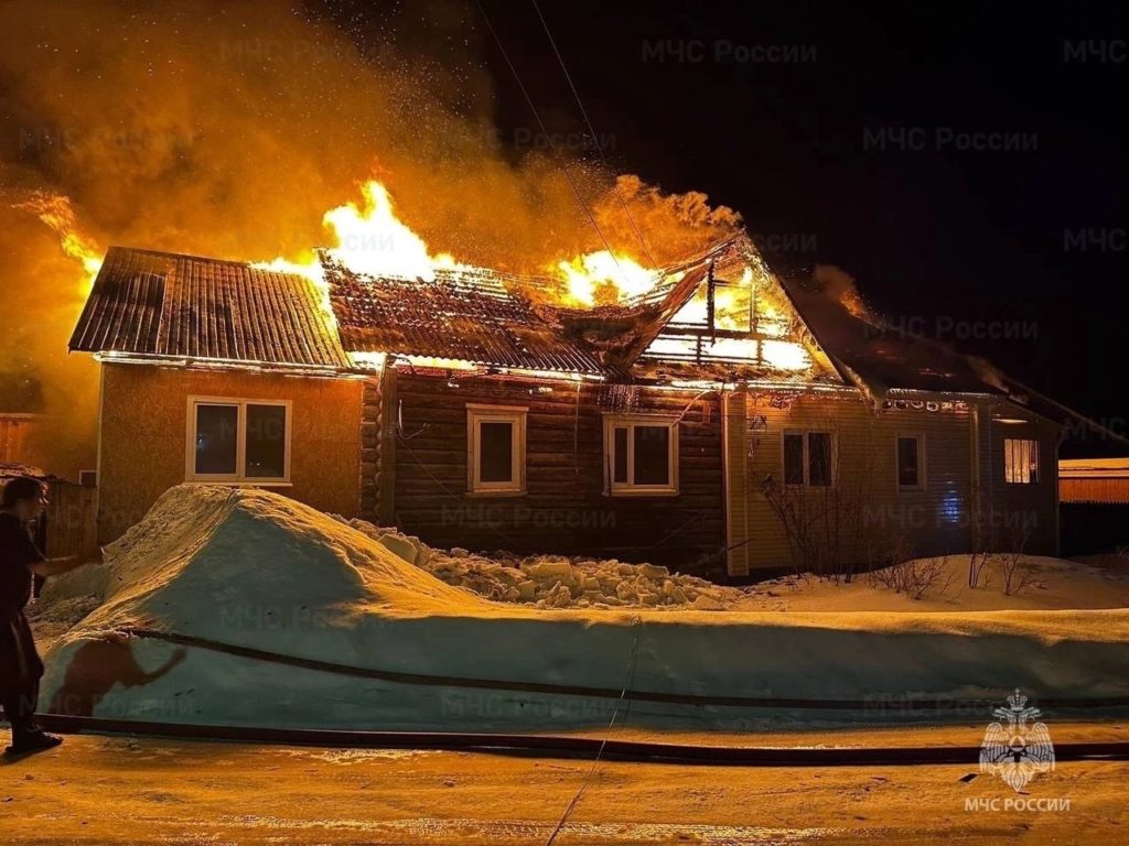 Вспыхнул как спичка: двухквартирный жилой дом сгорел дотла в Костромской области