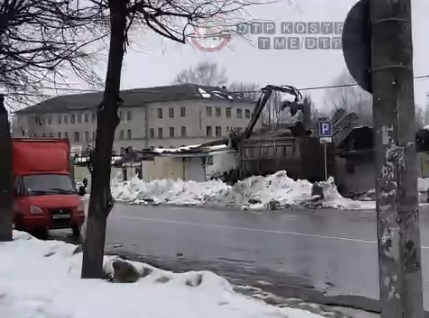 В Костроме сносят здание сгоревшего клуба «Полигон»