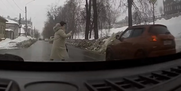В Костроме оштрафовали водителя, едва не сбившего женщину на пешеходном переходе