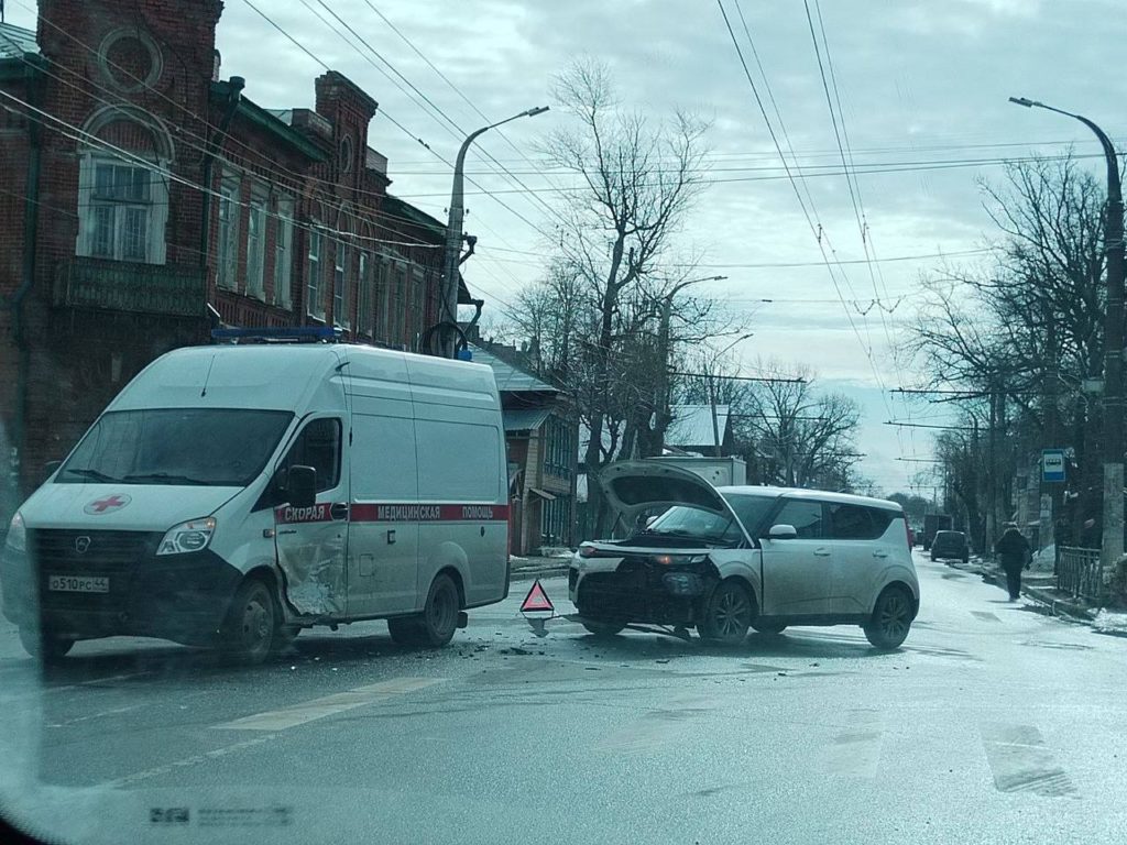 Иномарка въехала в машину скорой помощи в Костроме