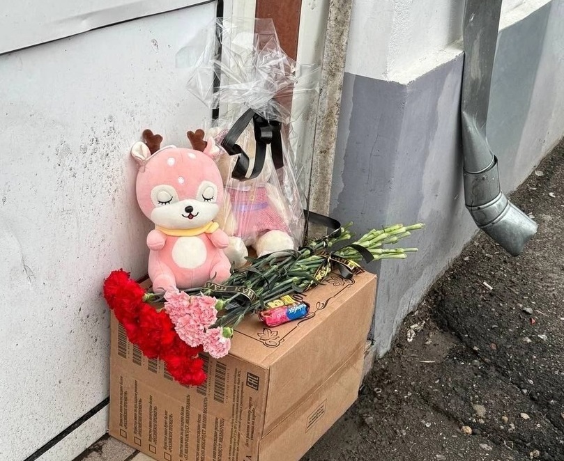 В Костроме появился стихийный мемориал в память о 10-месячной девочке