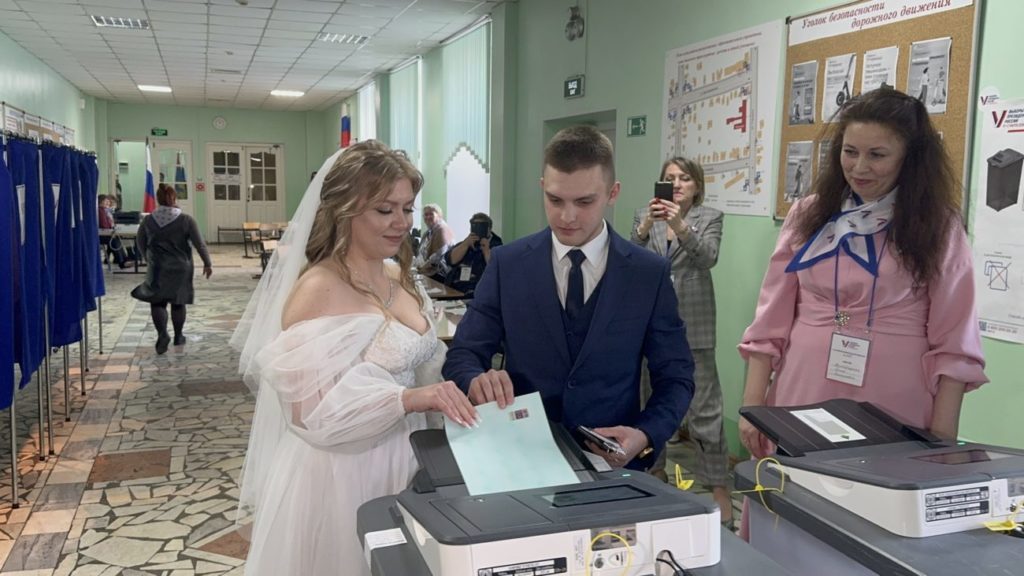 Костромская пара перед ЗАГСом заехала на избирательный участок