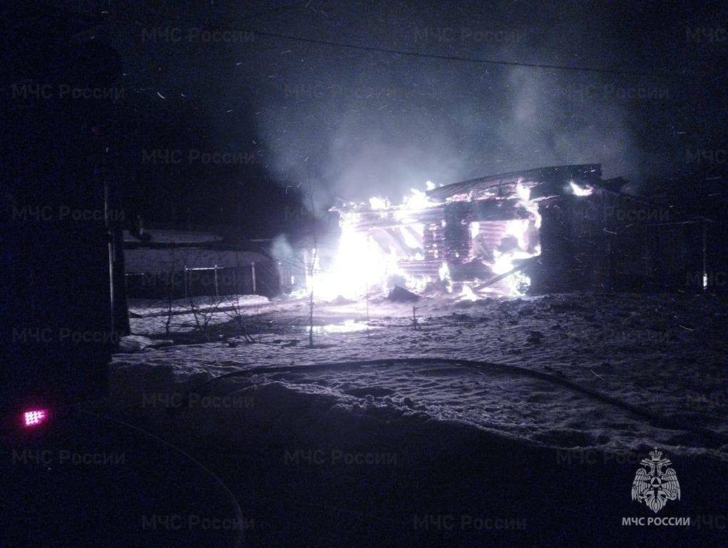 Два человека сгорели заживо во время пожара в Костромской области (ВИДЕО)